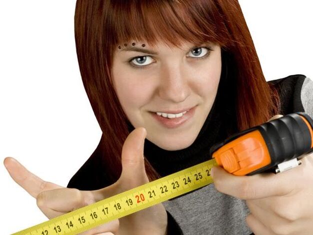 女孩展示小阴茎尺寸如何增大。