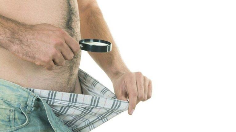 一个男人看着他的内裤，想用苏打水扩大他的阴茎